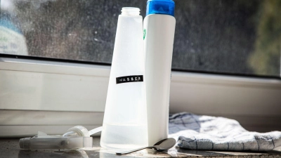 Streifenfrei dank Shampoo und Wasser? Ein Lifehack soll für saubere Fenster sorgen. (Foto: Christin Klose/dpa-tmn)