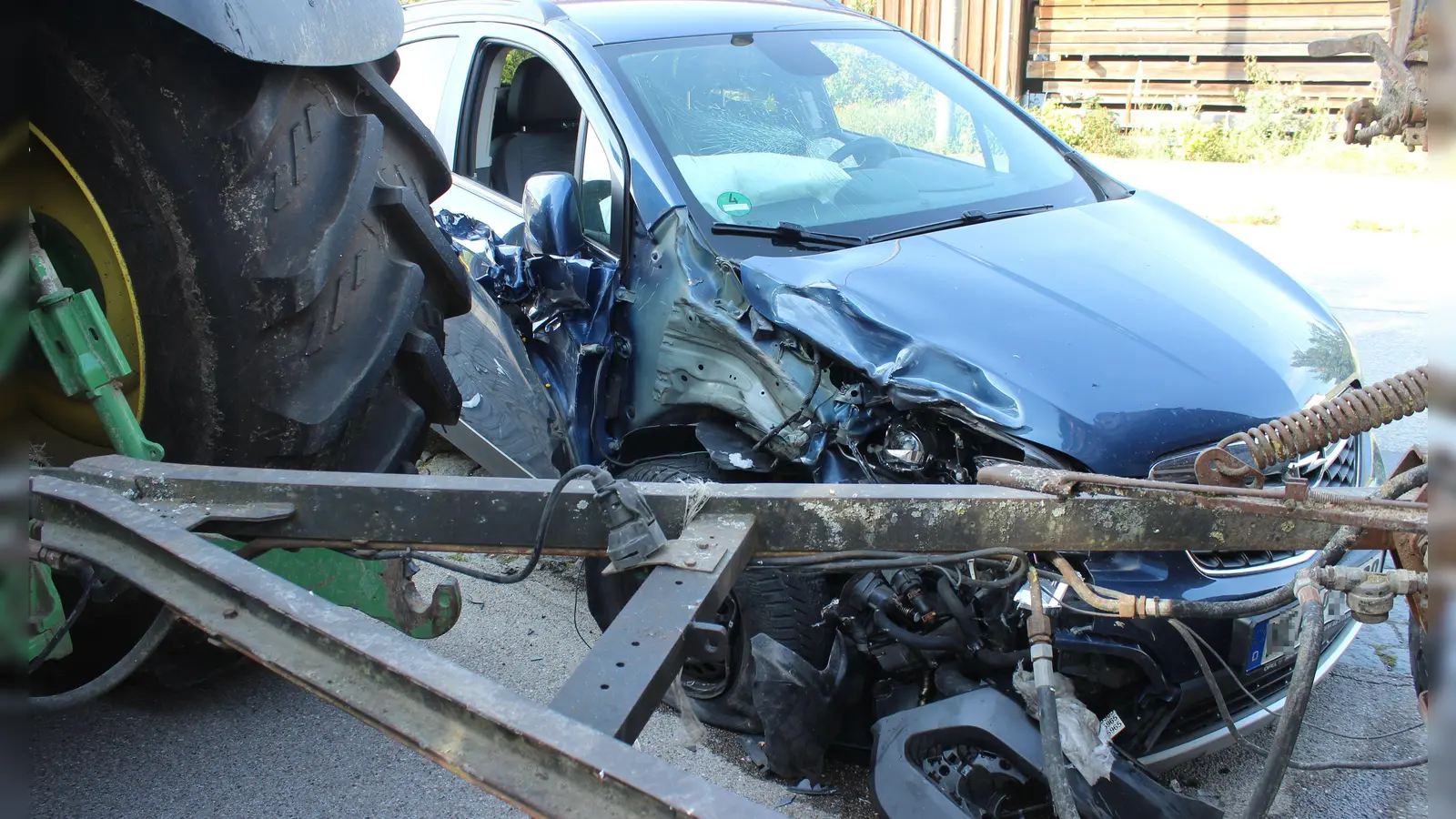 Eine 41-Jährige krachte auf der Bundesstraße im Scheinfelder Stadtteil Oberlaimbach in einen geparkten Traktor.  (Foto: Hans-Jochen Teufel)