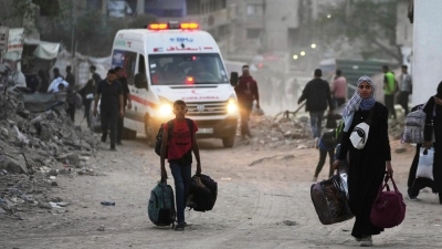 Palästinenser verlassen ihr Wohngebiet nach einer Evakuierungswarnung Israels. (Foto: Jehad Alshrafi/AP/dpa)