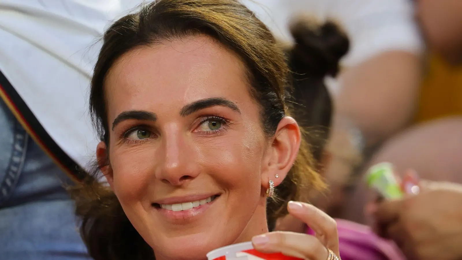 Bei der Heim-EM im vergangenen Sommer war Lisa Müller noch bei Spielen ihres Mannes mit der Nationalelf im Deutschland-Trikot im Stadion zu sehen.  (Foto: Christian Charisius/dpa)