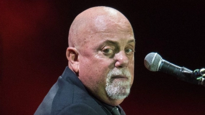 Billy Joel bei einem Konzert in Frankfurt im September 2016. Der Mann am Klavier ist krank. (Foto: Boris Roessler/dpa)