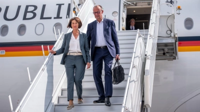 Ankunft in Kanada: Kanzler Friedrich Merz kommt in Begleitung seiner Frau Charlotte zum G7-Gipfel (Foto: Michael Kappeler/dpa)