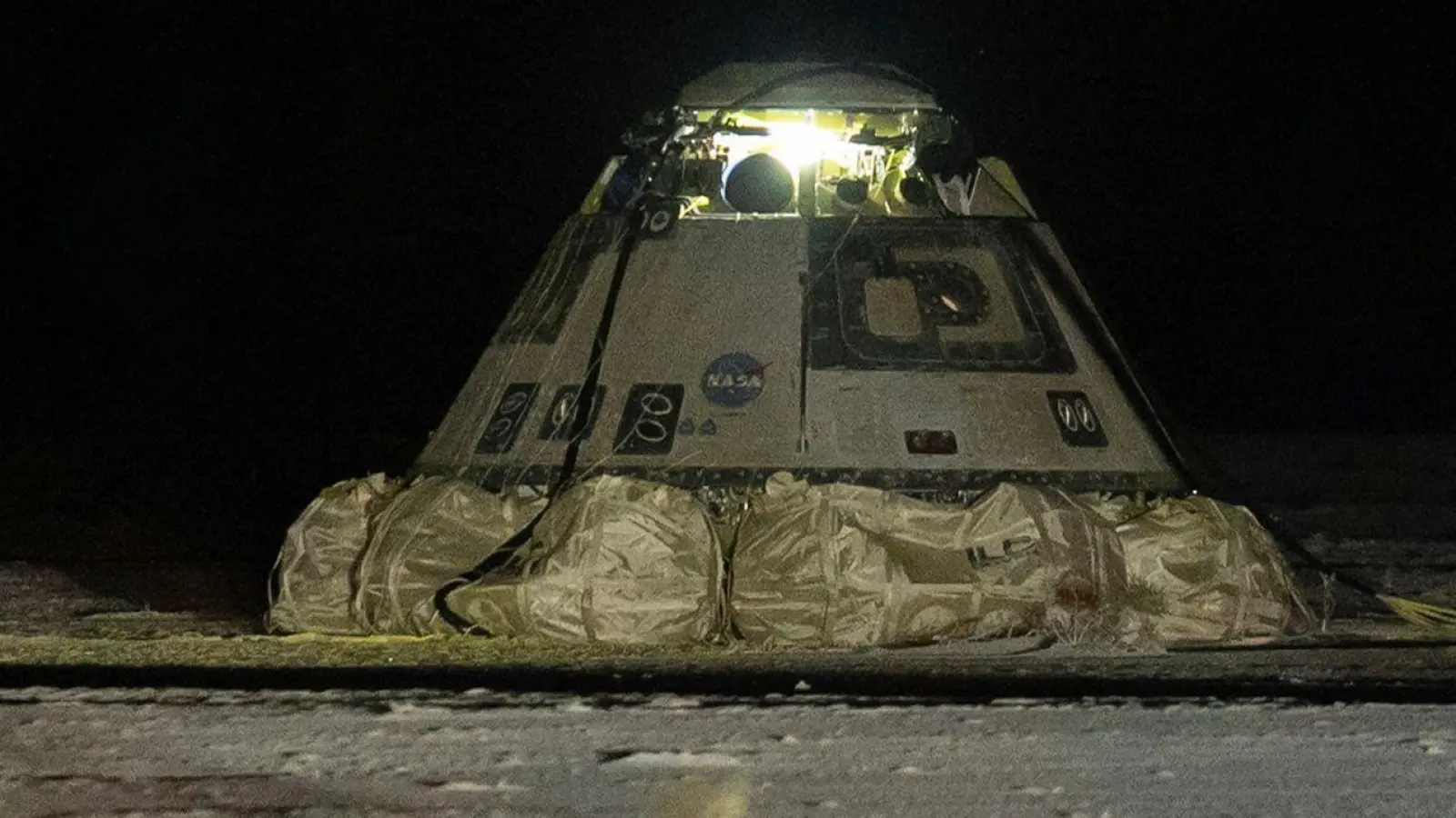 Die „Starliner“-Kapsel nach der Landung: ohne Menschen darin. (Foto: Uncredited/Boeing/AP/dpa)