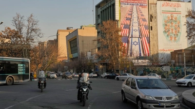 USA und Israel als Feindbild: Straßenszene im Iran. (Foto: Vahid Salemi/AP/dpa)
