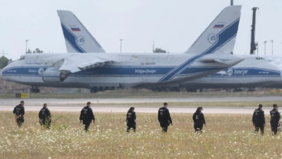 Polizisten suchen am Leipziger Flughafen nach einer zweiten Drohne. (Foto: Sebastian Willnow/dpa)