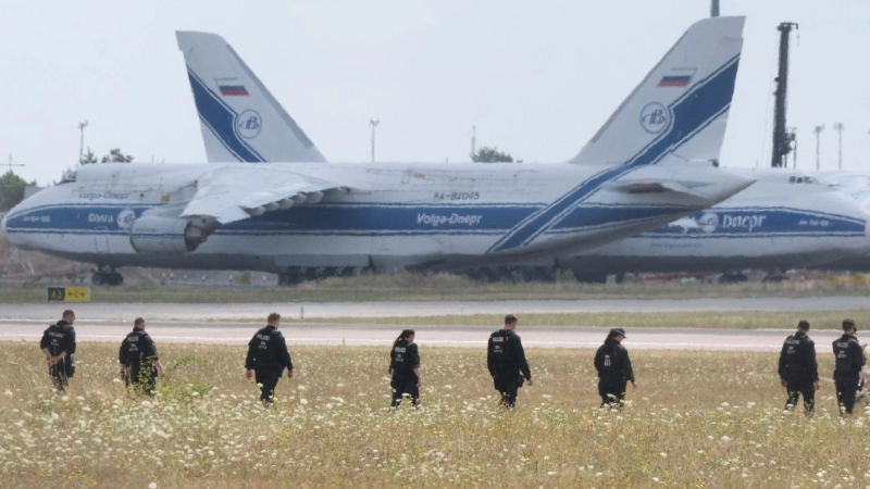 Polizisten suchen am Leipziger Flughafen nach einer zweiten Drohne. (Foto: Sebastian Willnow/dpa)