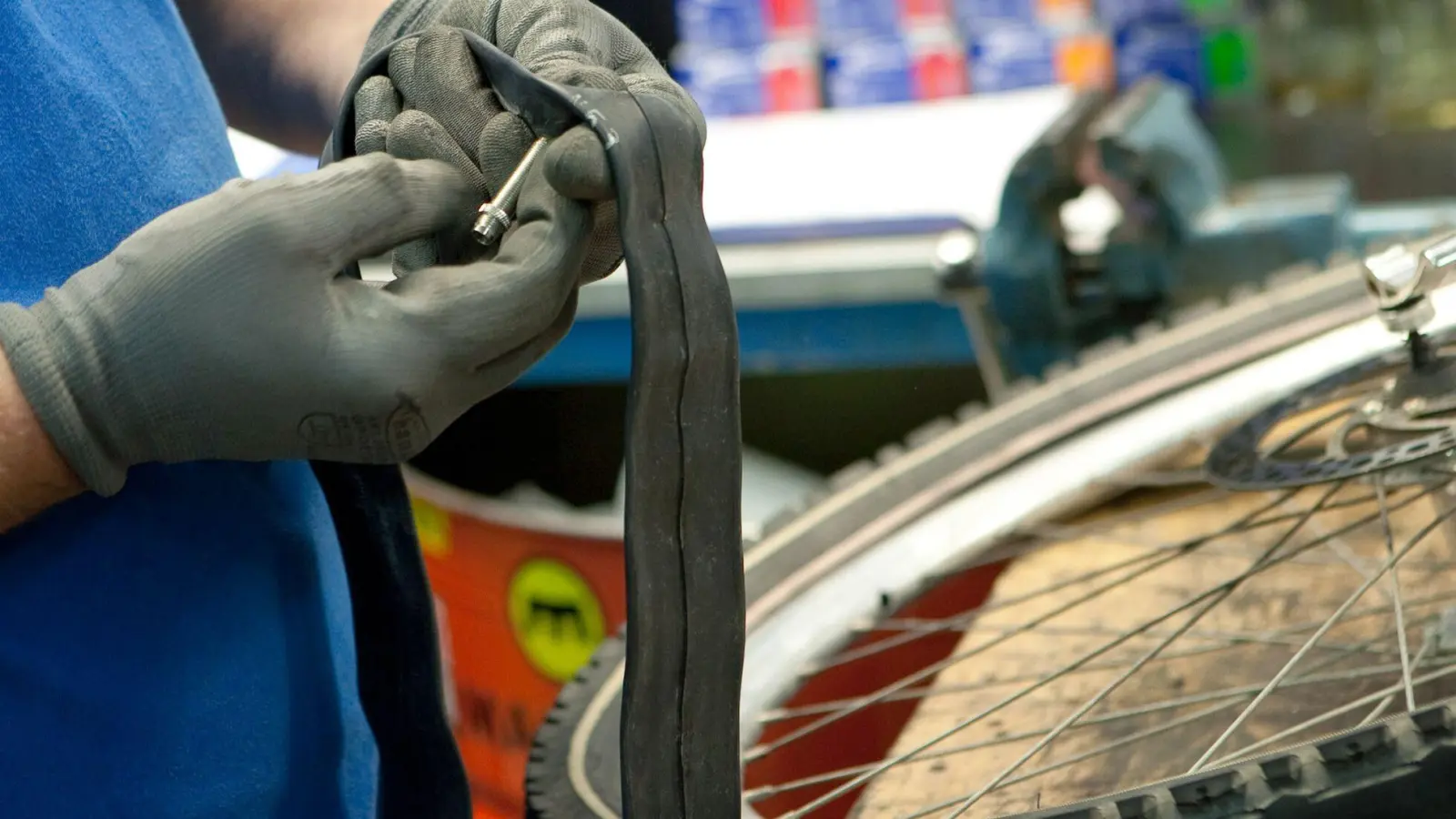 Kaputte Fahrradschläuche gehören in den Restmüll. Viele Händler nehmen alte Schläuche für das Recycling entgegen. (Foto: Kai Remmers/dpa-tmn)