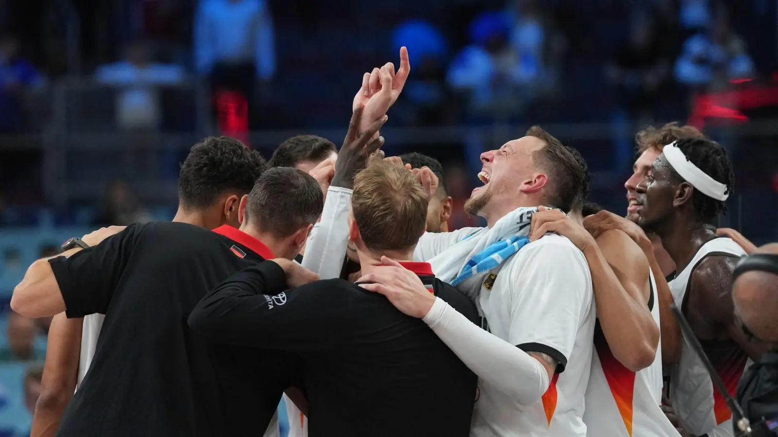 Gemeinsamer Jubel der Basketballer nach dem Finaleinzug. (Foto: Sergei Grits/AP/dpa)