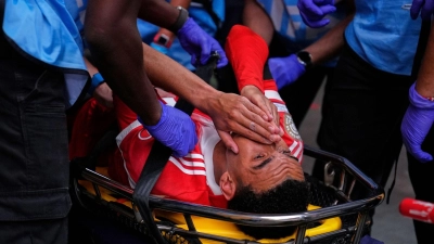 Jamal Musiala muss schwer verletzt abtransportiert werden. (Foto: Brynn Anderson/AP/dpa)