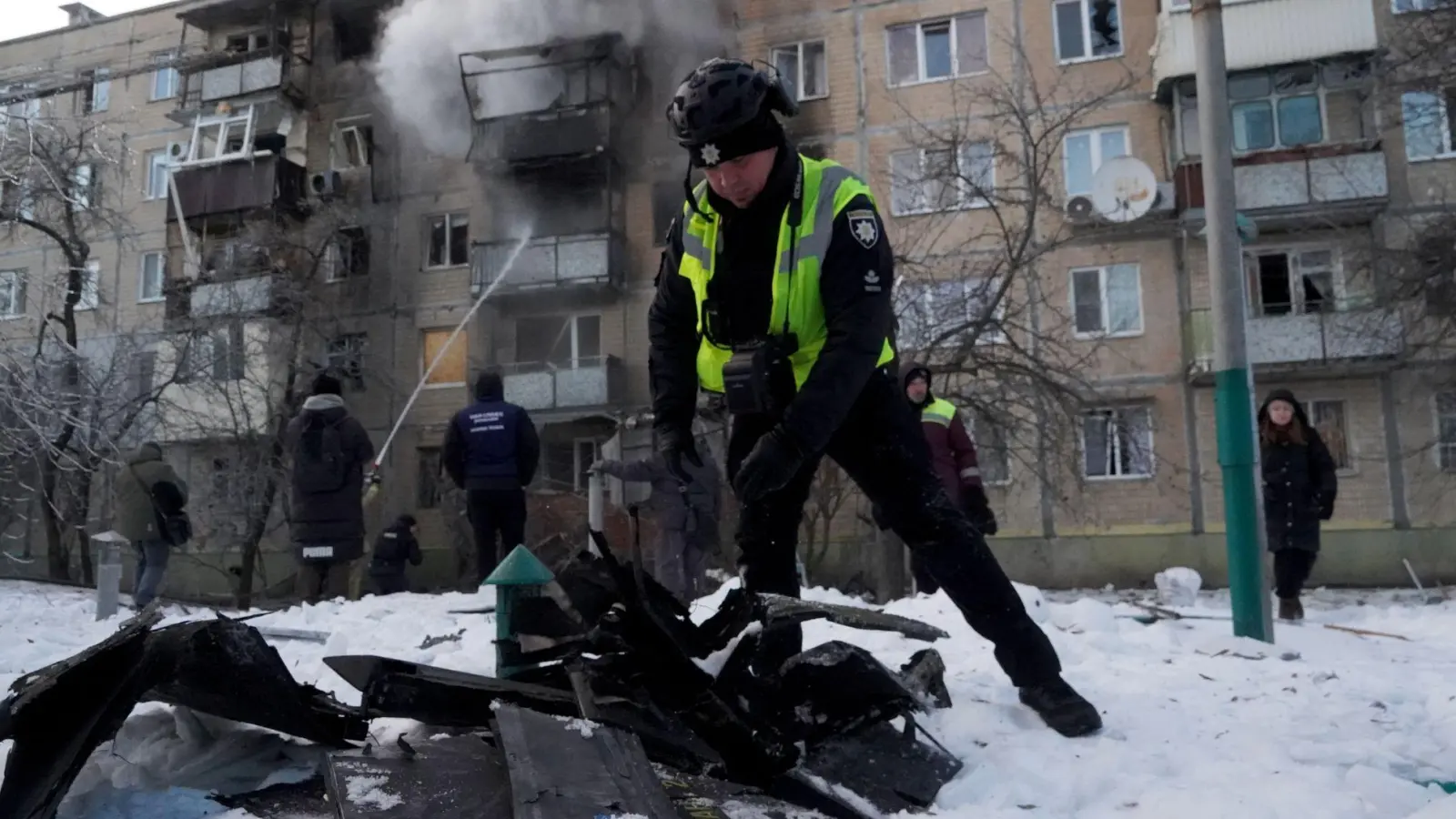 Die Energieversorgung in Charkiw ist genauso schwer beschädigt wie in Kiew.  (Foto: Andrii Marienko/AP/dpa)