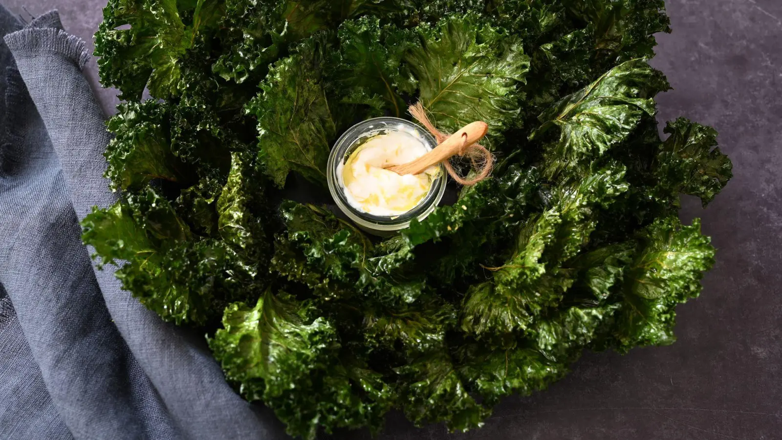 Nach 20 Minuten in der Backröhre sind die Grünkohlblätter immer noch so schön grün, dafür aber richtig knusprig.  (Foto: Julia Uehren/loeffelgenuss.de/dpa-tmn)