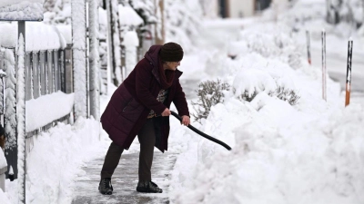 Am Freitagmorgen war rund um Wien Schneeschippen angesagt. (Foto: Helmut Fohringer/APA/dpa)
