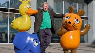 „Sendung mit der Maus“-Moderator Christoph Biemann begrüßte Elefant und Ente neben der Maus. (Foto: Rolf Vennenbernd/dpa)
