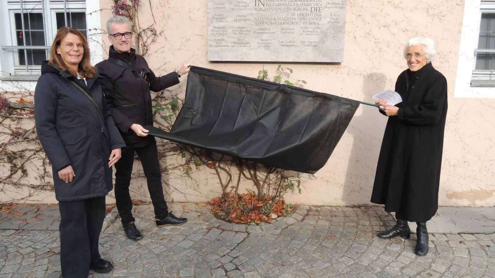 Sie enthüllten die Gedenktafel zur Erinnerung an die 25 aus Feuchtwangen stammenden Opfer der Nationalsozialisten (von rechts): Initiatorin Helga Deininger, Feuchtwangens Bürgermeister Patrick Ruh sowie Steinmetzmeisterin Birgit Hähnlein-Häberlein. (Foto: Peter Zumach)