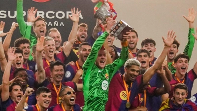 Der verletzte Marc-André ter Stegen durfte den Pokal entgegen nehmen. (Foto: Altaf Qadri/AP/dpa)