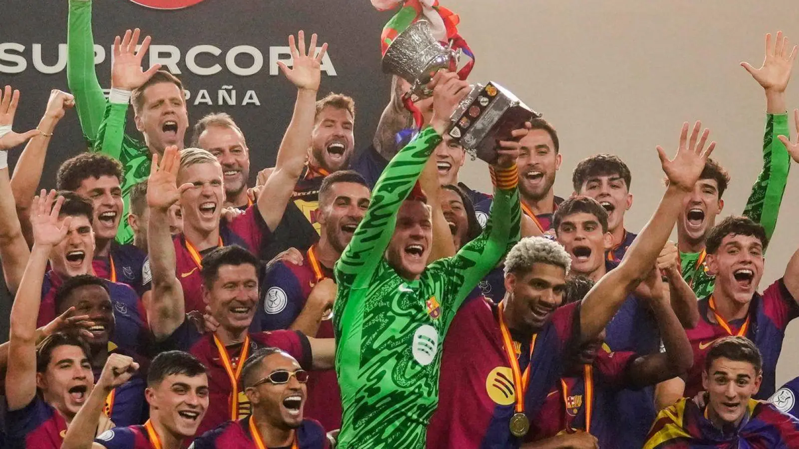 Der verletzte Marc-André ter Stegen durfte den Pokal entgegen nehmen. (Foto: Altaf Qadri/AP/dpa)