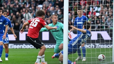  Lars Gindorf (Mitte l) trifft gegen den Karlsruher SC zum 1:0 für Hannover 96. (Foto: Swen Pförtner/dpa)