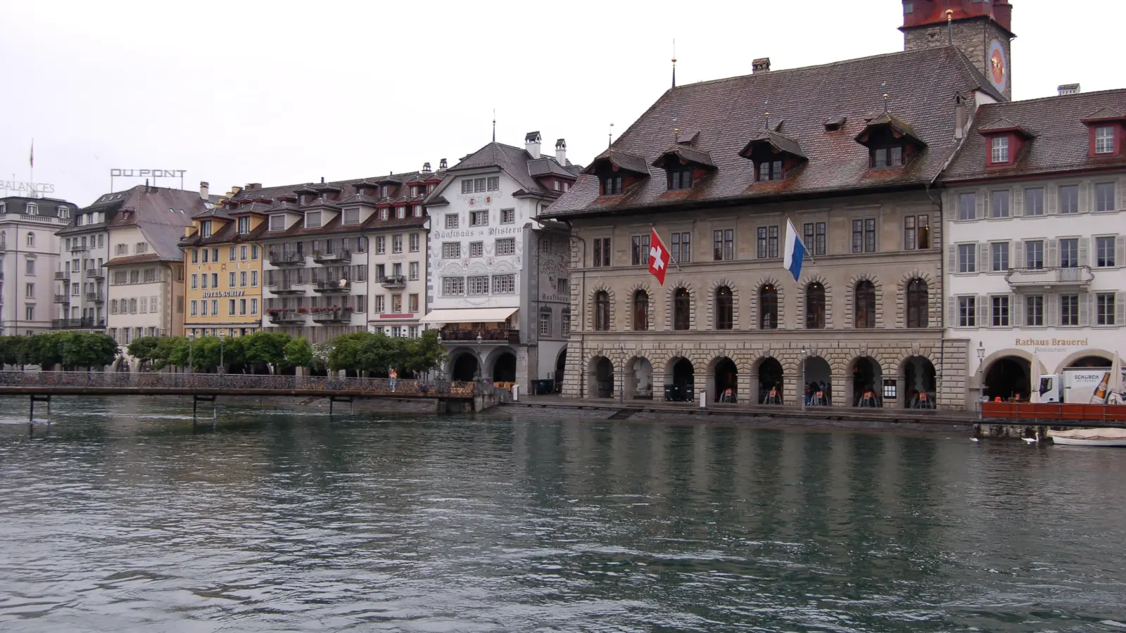 Eine Häuserfassade von Luzern, das am Übergang des Flusses Reuss zum Vierwaldstättersee liegt. (Foto: Christa Frühwald)