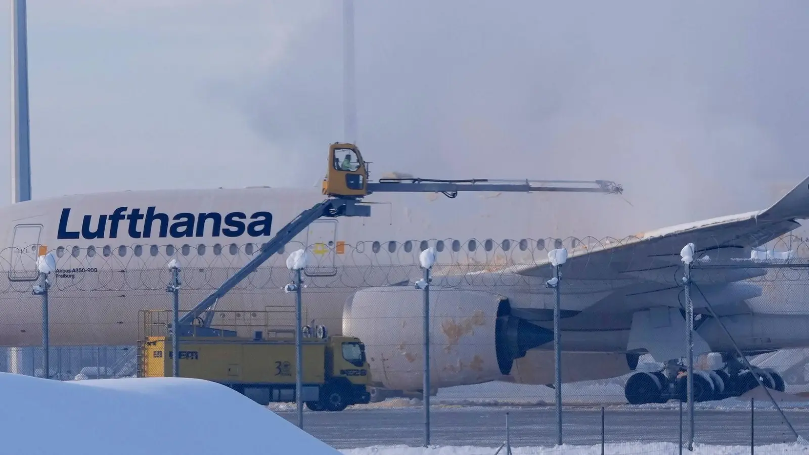 Am Flughafen in München müssen Maschinen enteist werden. (Archivbild) (Foto: Matthias Schrader/AP/dpa)