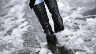 Wer Lederschuhe gepflegt durch das Schmuddelwetter bringen will, sollte sie regelmäßig gut imprägnieren. (Foto: Uwe Zucchi/dpa/dpa-tmn)