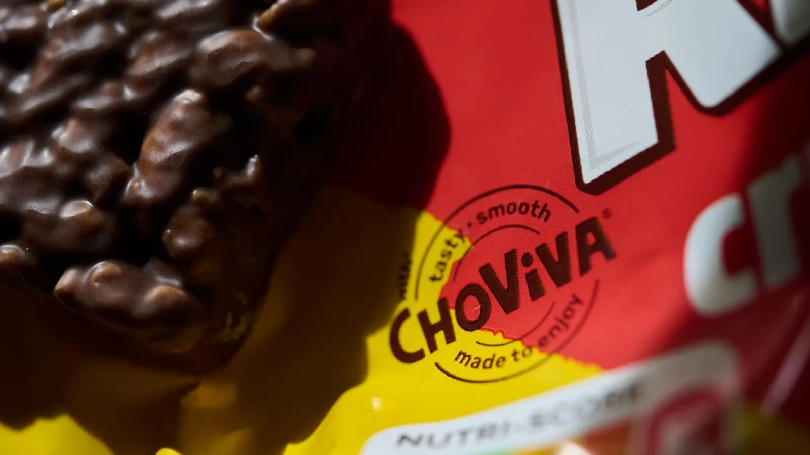 Statt Kakao werden bei Choviva fermentierte, geröstete und vermahlene Sonnenblumenkerne verwendet. (Foto: Zacharie Scheurer/dpa-tmn)
