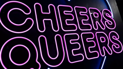 Im Club „SchwuZ“ in Berlin-Neukölln steht in leuchtenden Buchstaben „Cheers Queers“. (Archivbild) (Foto: Christophe Gateau/dpa)