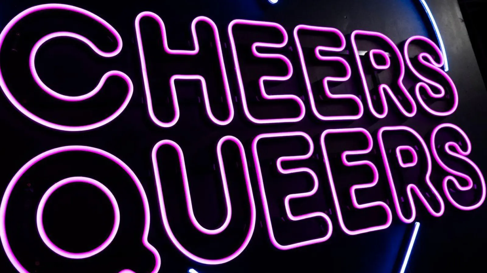 Im Club „SchwuZ“ in Berlin-Neukölln steht in leuchtenden Buchstaben „Cheers Queers“. (Archivbild) (Foto: Christophe Gateau/dpa)