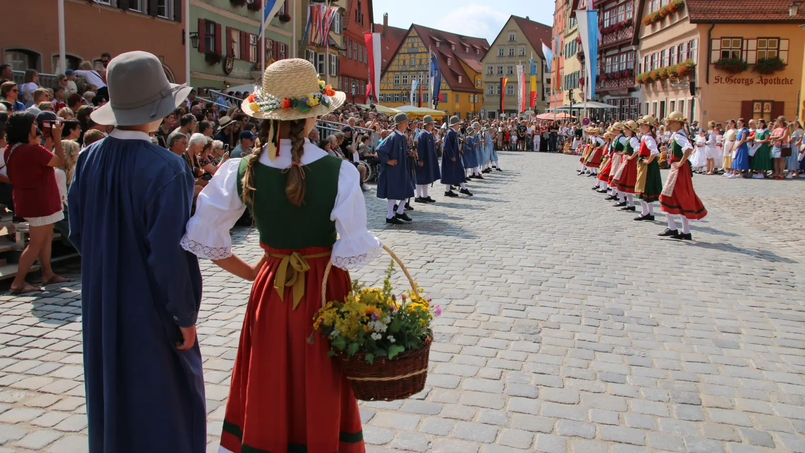 Der Schäferreigen soll an die historische Bedeutung der Schafzucht erinnern. Hier nehmen die Mädchen und Jungen Aufstellung.  (Foto: Stefan Neidl)