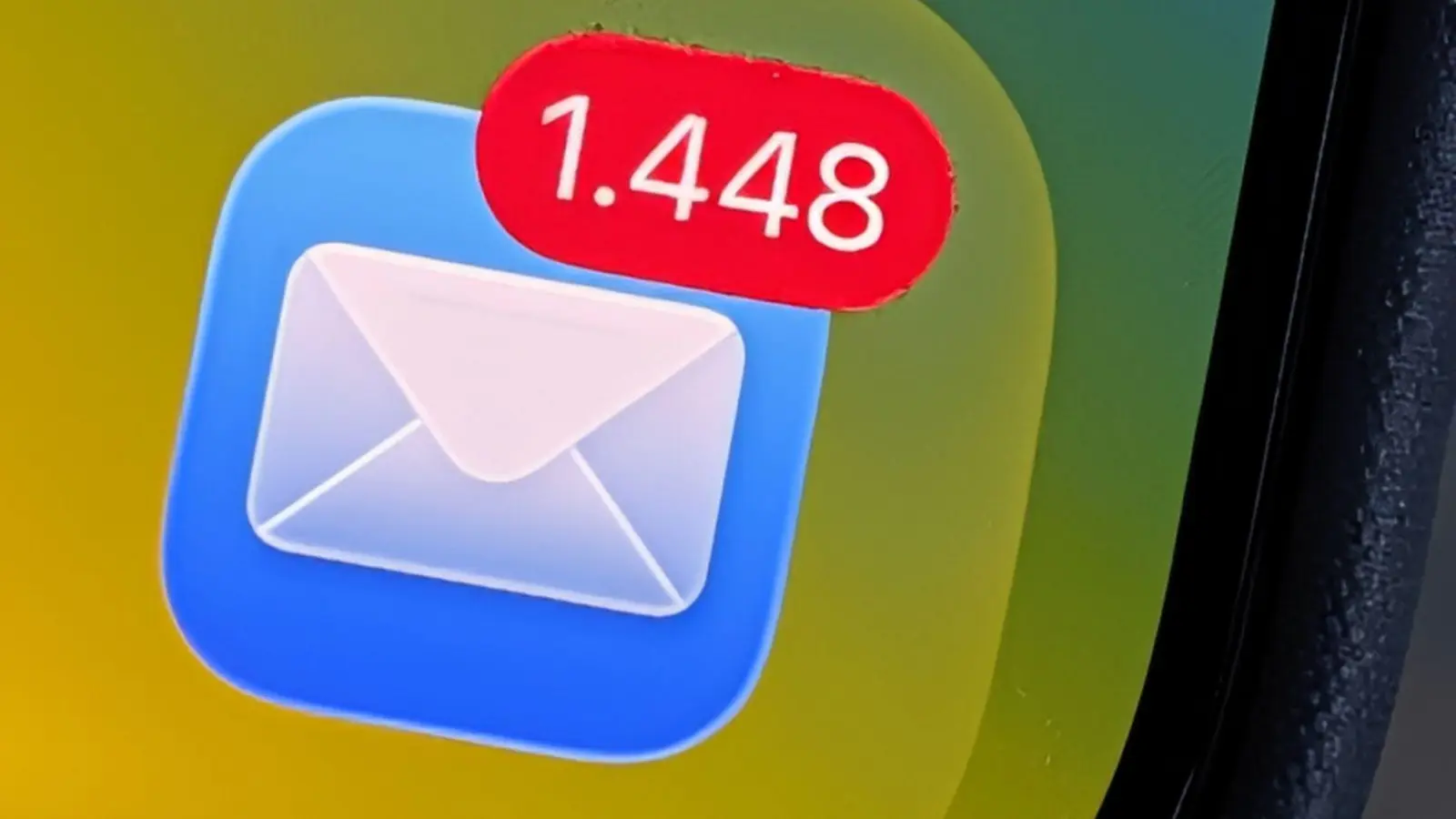 Nach einer Bitkom-Studie landen im Durchschnitt täglich 53 Mails in geschäftlichen Mail-Postfächern. (Foto: Christoph Dernbach/dpa)