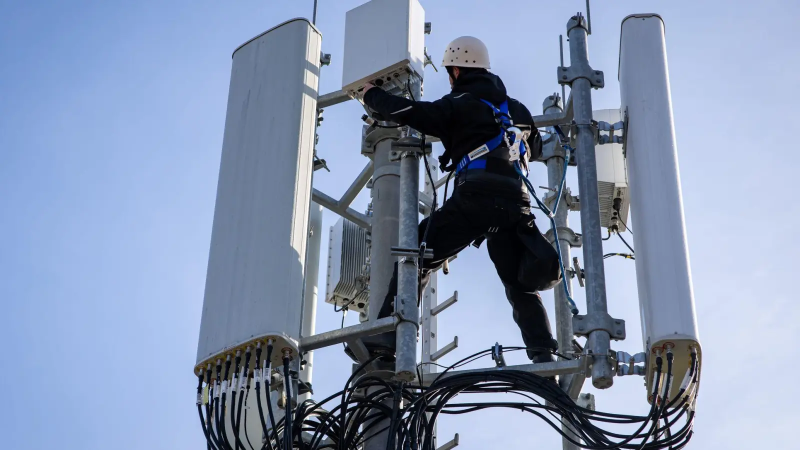 Diese Telekom-Antennen funken schon, anderswo ist die Handynetz-Abdeckung der Telekommunikationsanbieter bislang nicht so gut wie erwünscht. (Archivbild) (Foto: Daniel Karmann/dpa)