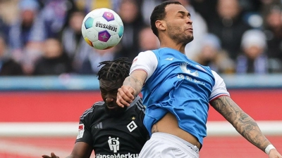 Stephan Ambrosius (l) und der HSV kamen nicht über ein 2:2 in Rostock hinaus. (Foto: Christian Charisius/dpa)