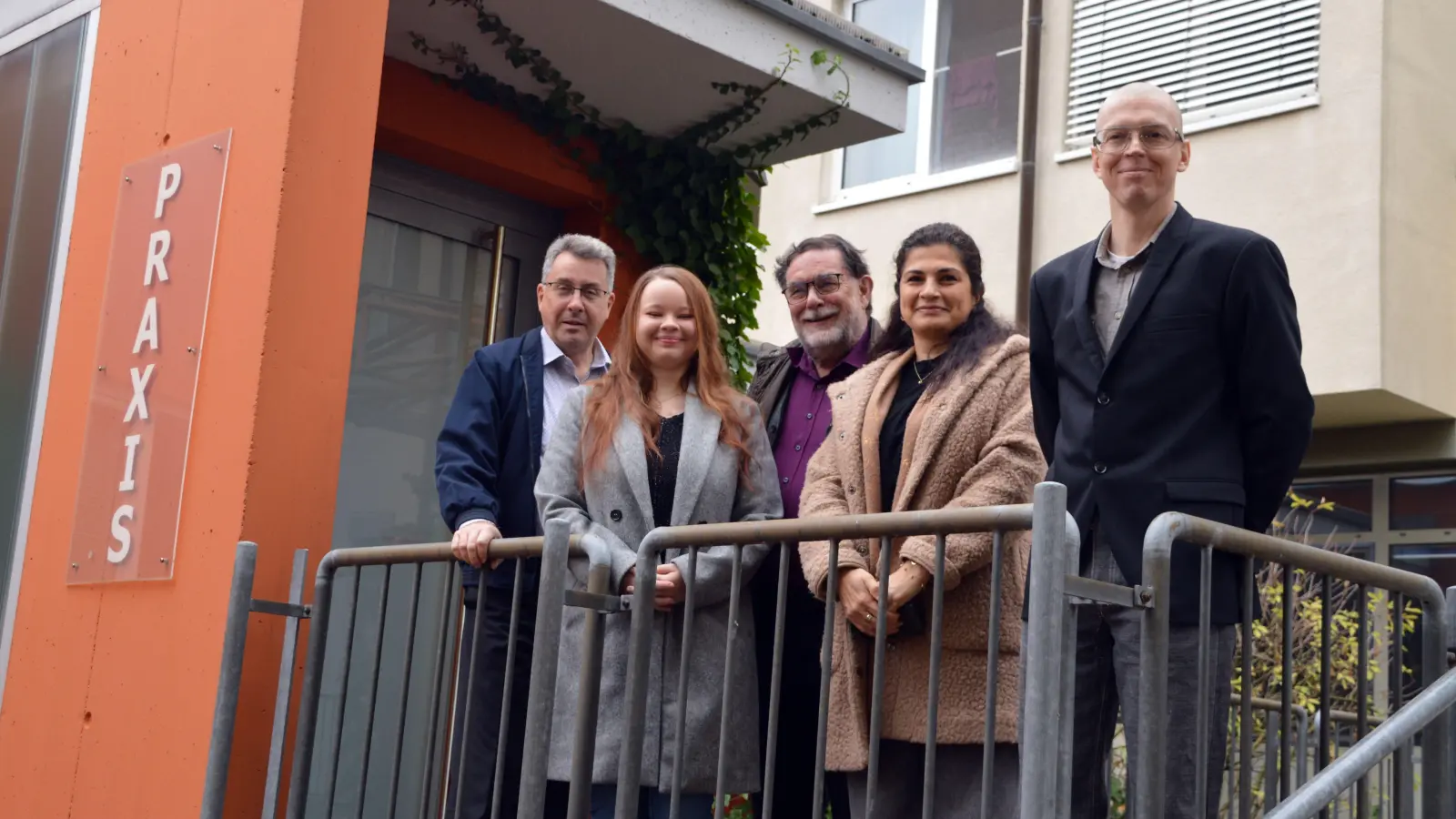 Freuen sich schon auf die Eröffnung der neuen Übergangspraxis an der Uffenheimer Heiligenfeld-Klinik (von links): Wolfgang Lampe, Nina Mayer, Wolfgang Barz, Gülshan Yagubova und Julian Zeilner. (Foto: Johannes Zimmermann)