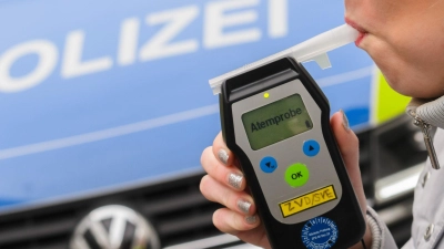 Bei einem Autofahrer hat die Polizei mehr als 1,1 Promille festgestellt. (Symbolbild) (Foto: Julian Stratenschulte/dpa)