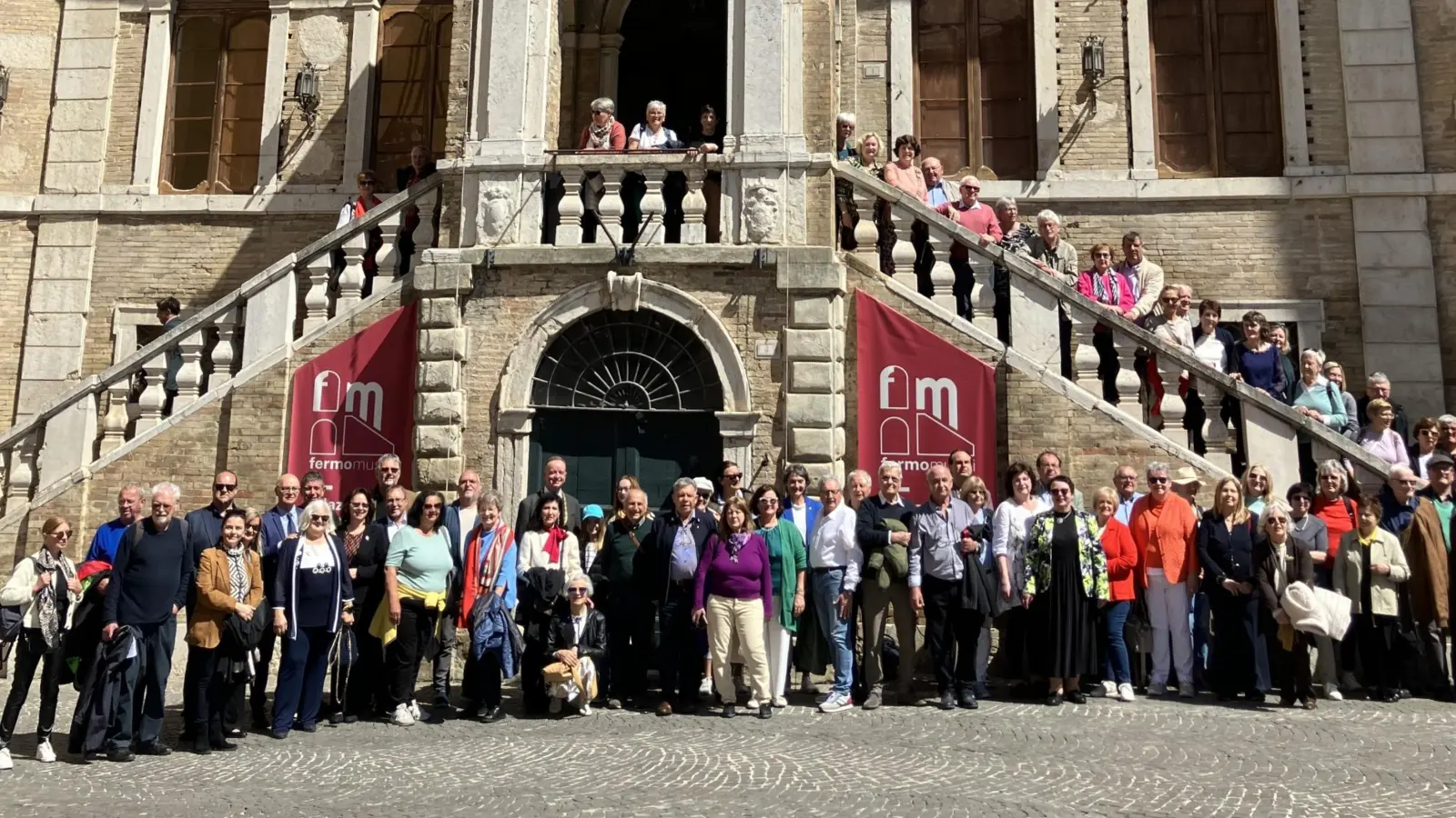 Die Ansbacher Delegation vor dem Palazzo dei Priori in Fermo. (Foto: Stadt Ansbach)