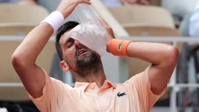 Auch Profisportler haben mit der Hitze zu kämpfen: Tennis-Star Novak Djokovic. (Foto: Dimitar Dilkoff/AFP/dpa)