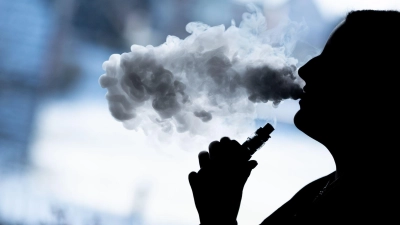 Hat diese Vaperin gerade einen der 13 umstrittenen Inhaltsstoffe inhaliert? Die Wahrscheinlichkeit ist hoch. (Symbolbild) (Foto: Silas Stein/dpa)