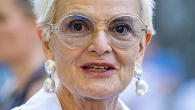 Gloria Fürstin von Thurn und Taxis mischte sich bei der Premiere der Schlossfestspiele in Regensburg unter das Publikum. (Foto: Armin Weigel/dpa)