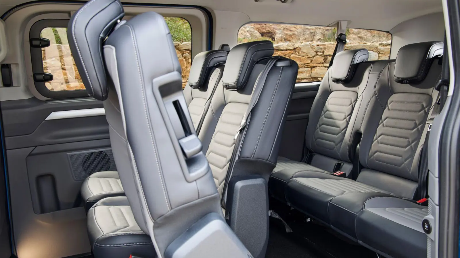 Bitte Platz nehmen: Bis zu 9 Personen finden Platz im neuen Transporter Caravelle.  (Foto: Volkswagen AG/dpa-tmn)