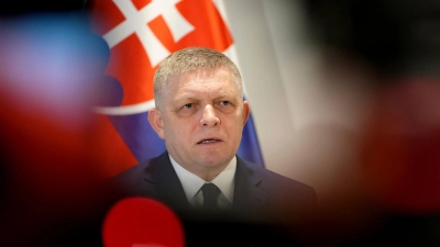 Der slowakische Ministerpräsident Robert Fico droht mit einem Veto gegen das geplante 18. EU-Sanktionspaket gegen Russland. (Archivbild) (Foto: Virginia Mayo/AP/dpa)