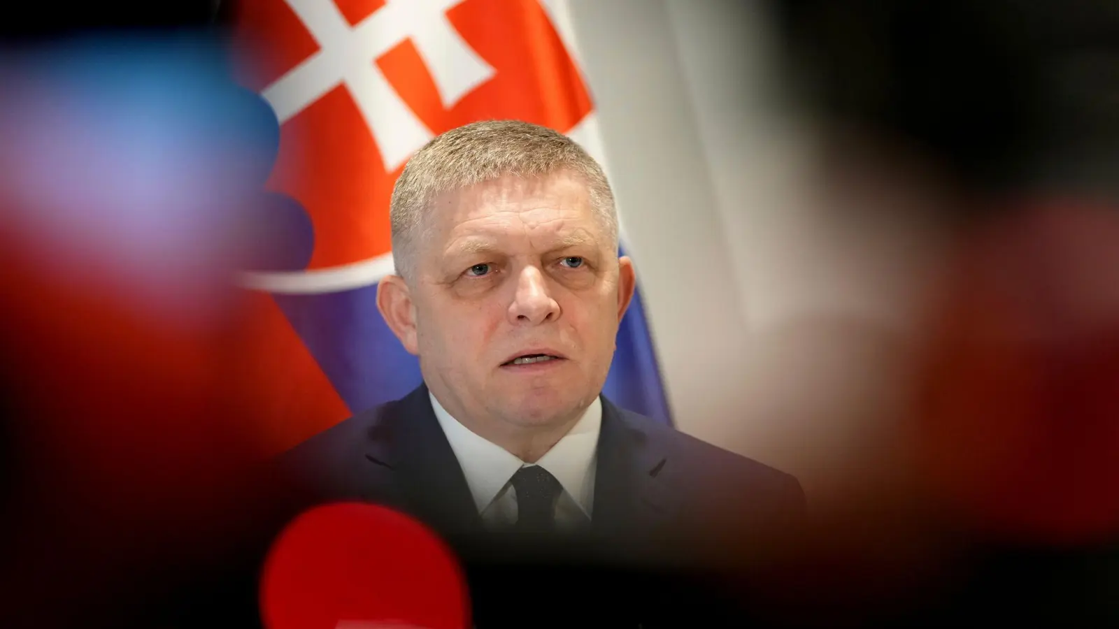 Der slowakische Ministerpräsident Robert Fico droht mit einem Veto gegen das geplante 18. EU-Sanktionspaket gegen Russland. (Archivbild) (Foto: Virginia Mayo/AP/dpa)