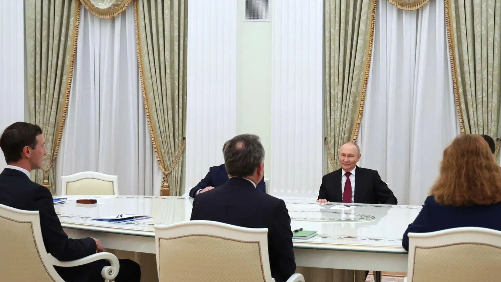 Kremlchef Wladimir Putin spricht mit US-Unterhändlern erneut über eine mögliche Beendigung seines Angriffskriegs gegen die Ukraine. (Archivbild) (Foto: Alexander Kazakov/Sputnik, Kremlin Pool via AP/dpa)