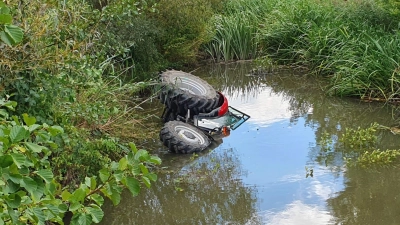 Die Fahrerkabine des Traktors ragte nur noch im Bereich der Tür aus dem Wasser. (Foto: Jürgen Karl/Feuerwehr Feuchtwangen)