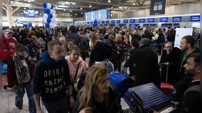 Wegen technischer Panne: Chaos an sämtlichen griechischen Flughäfen.  (Foto: Yorgos Karahalis/AP/dpa)