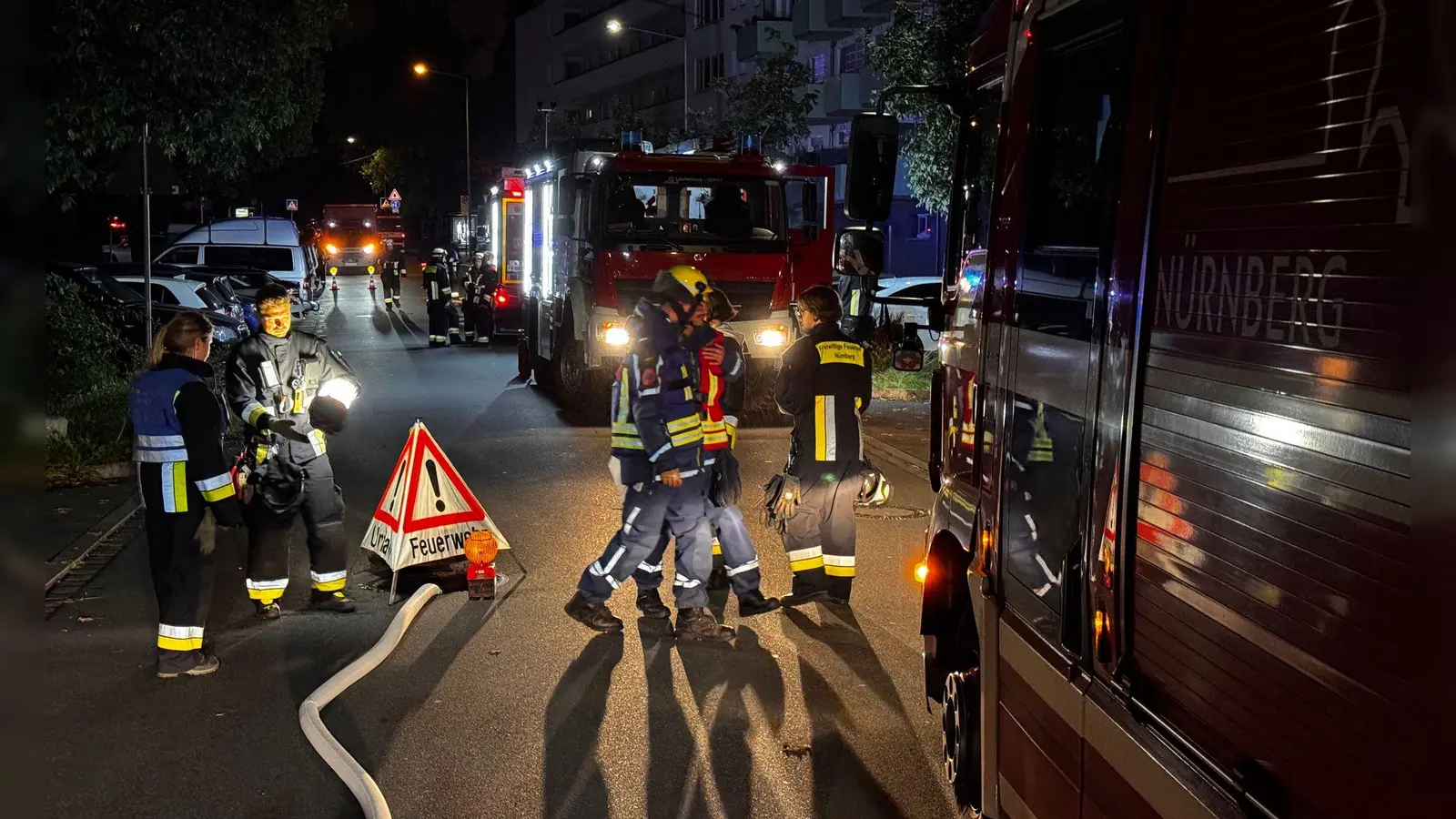Mehr als 100 Einsatzkräfte von Feuerwehr und THW waren in der Nacht im Einsatz.  (Foto: News5/dpa)