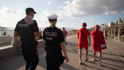 Auch deutsche Polizisten patrouillieren im Sommer an der Playa. (Archivfoto) (Foto: Clara Margais/dpa)
