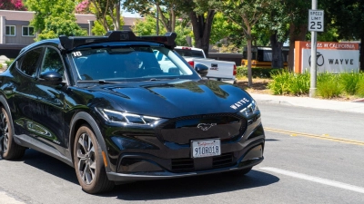 Solche zu selbstfahrenden Autos umgebauten Mustang-Elektroautos von Ford sollen Fahrgäste in London befördern. (Foto: Andrej Sokolow/dpa)