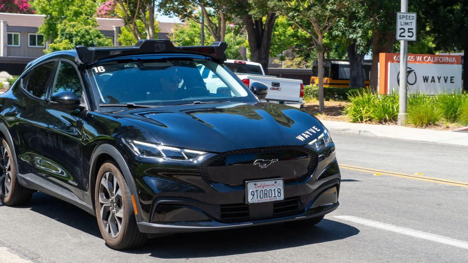 Solche zu selbstfahrenden Autos umgebauten Mustang-Elektroautos von Ford sollen Fahrgäste in London befördern. (Foto: Andrej Sokolow/dpa)