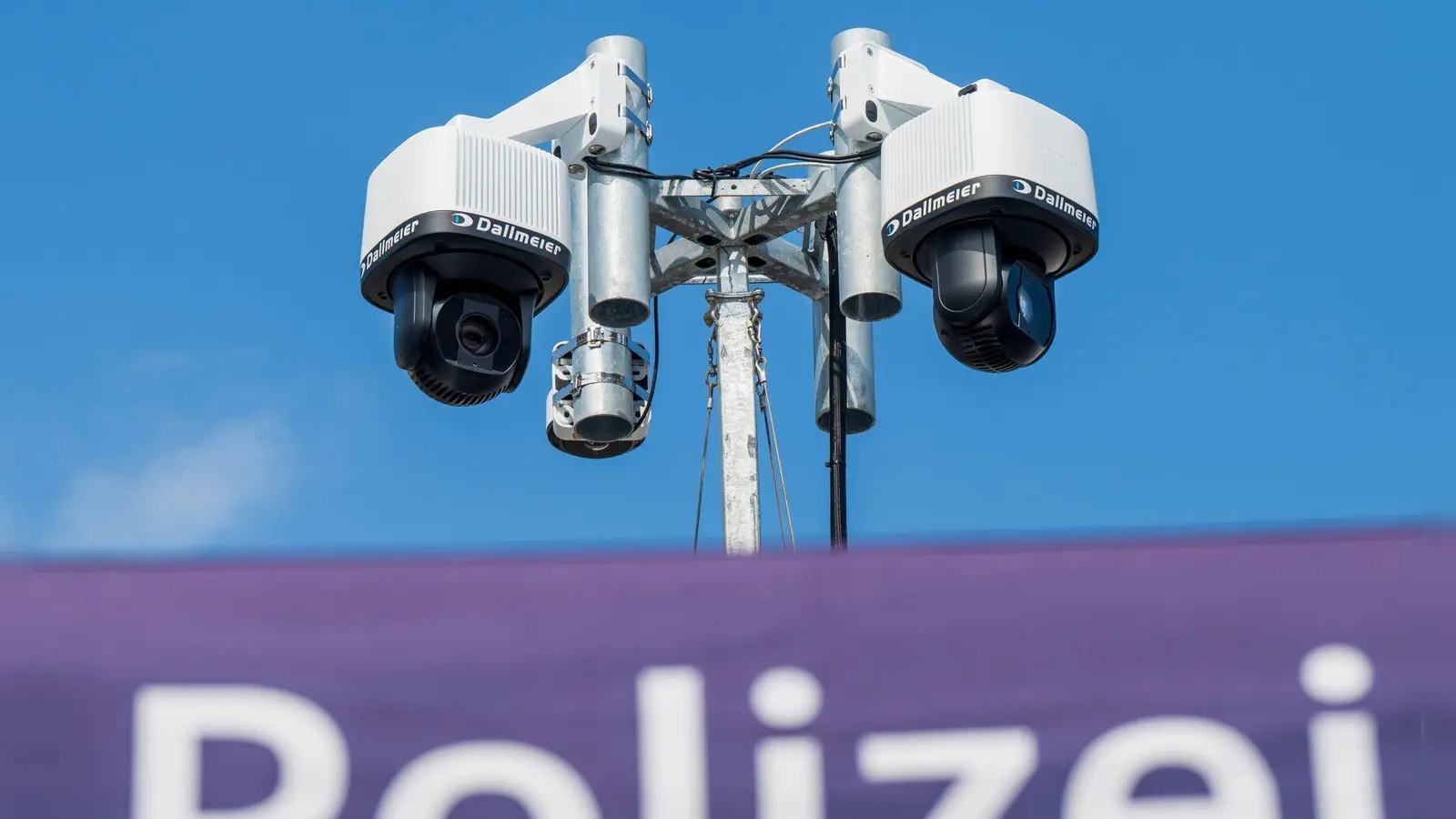 Die Türme ragen bis zu sechs Meter hoch in den Himmel. (Foto: Peter Kneffel/dpa)