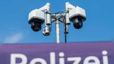 Die Türme ragen bis zu sechs Meter hoch in den Himmel. (Foto: Peter Kneffel/dpa)
