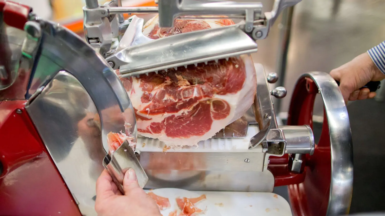 Hauchdünn aufgeschnitten: Parmaschinken hat ein mildes und leicht nussiges Aroma. (Foto: Daniel Karmann/dpa/dpa-tmn)